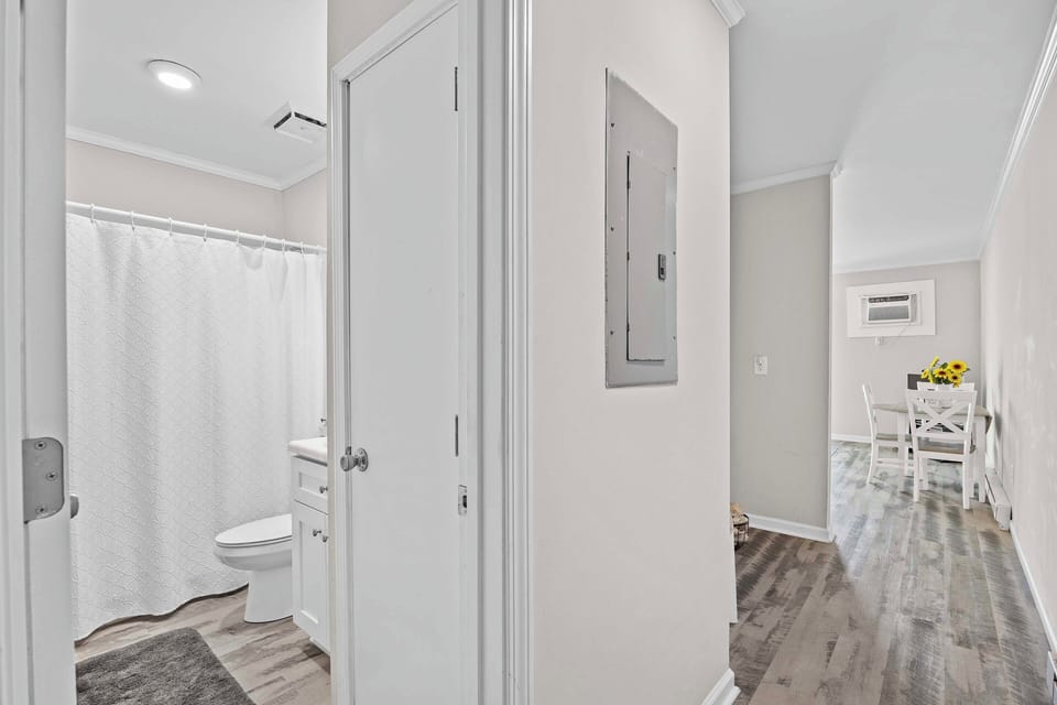 Full Bathroom | Towels Provided