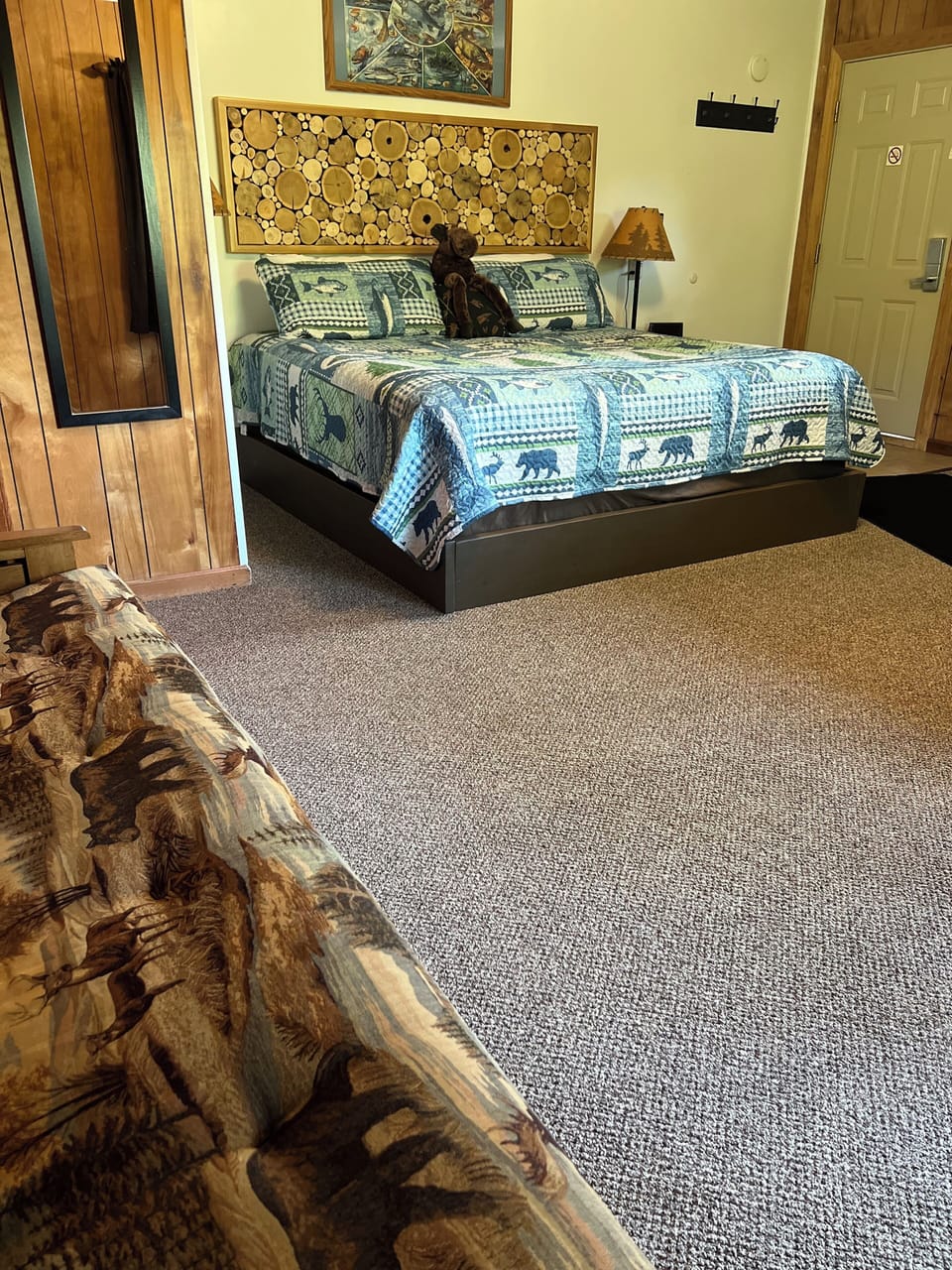 Comfort Room, 1 King Bed | Individually decorated, individually furnished, blackout drapes