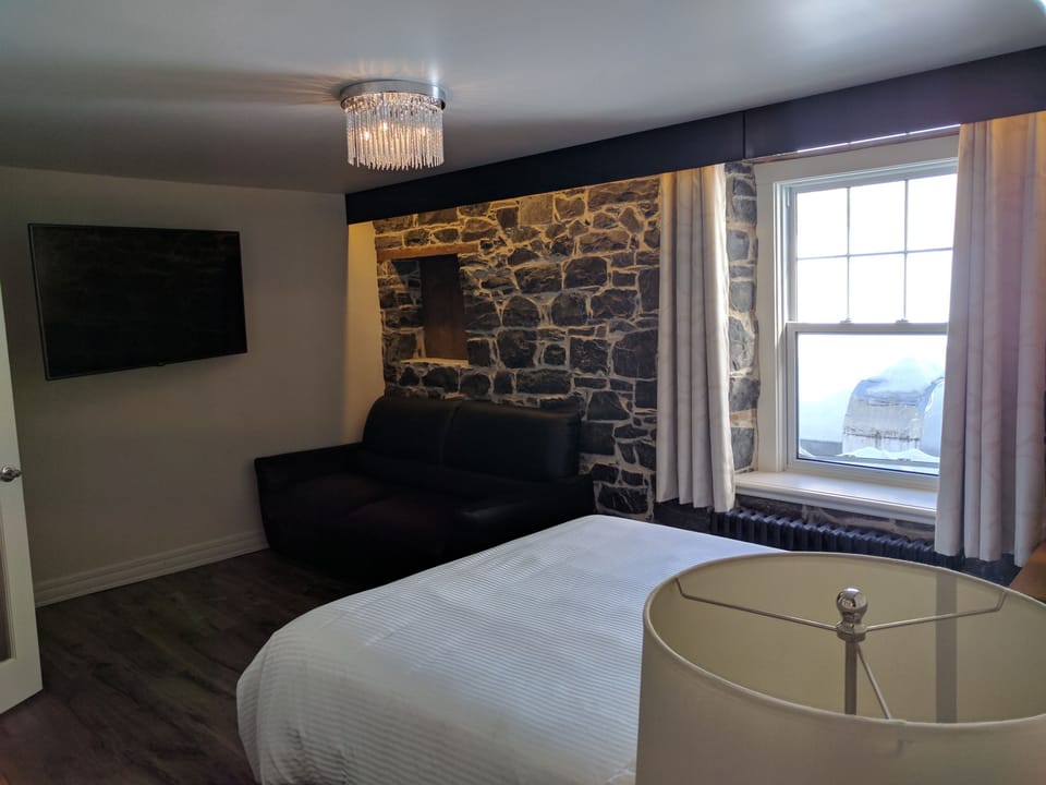 Comfort Double Room, 1 Queen Bed | Desk, blackout drapes, iron/ironing board, WiFi (free)