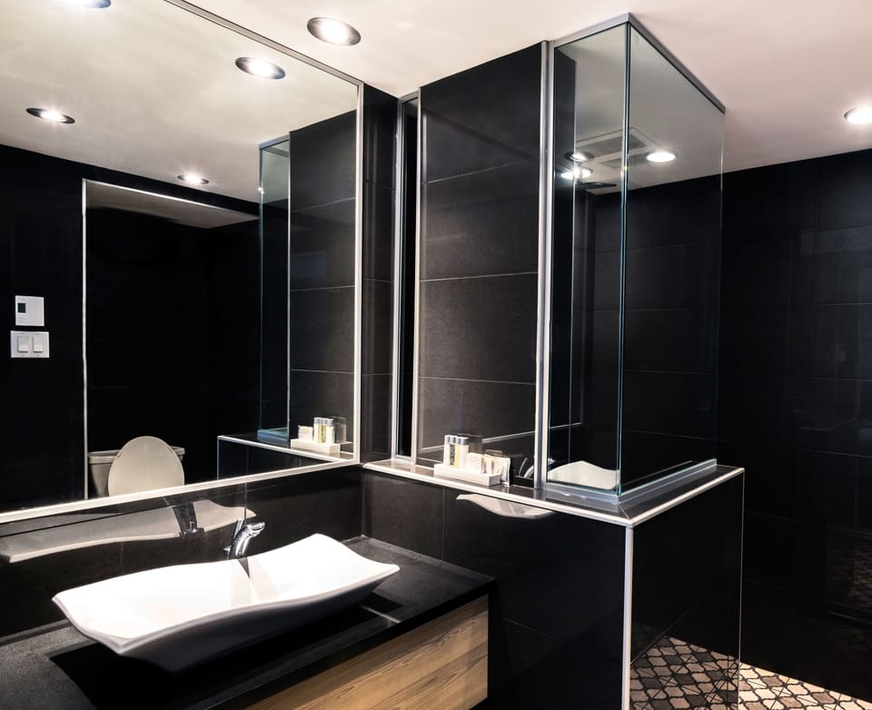 Deluxe Suite, 1 King Bed with Sofa bed, Park View | Bathroom | Free toiletries, hair dryer, towels