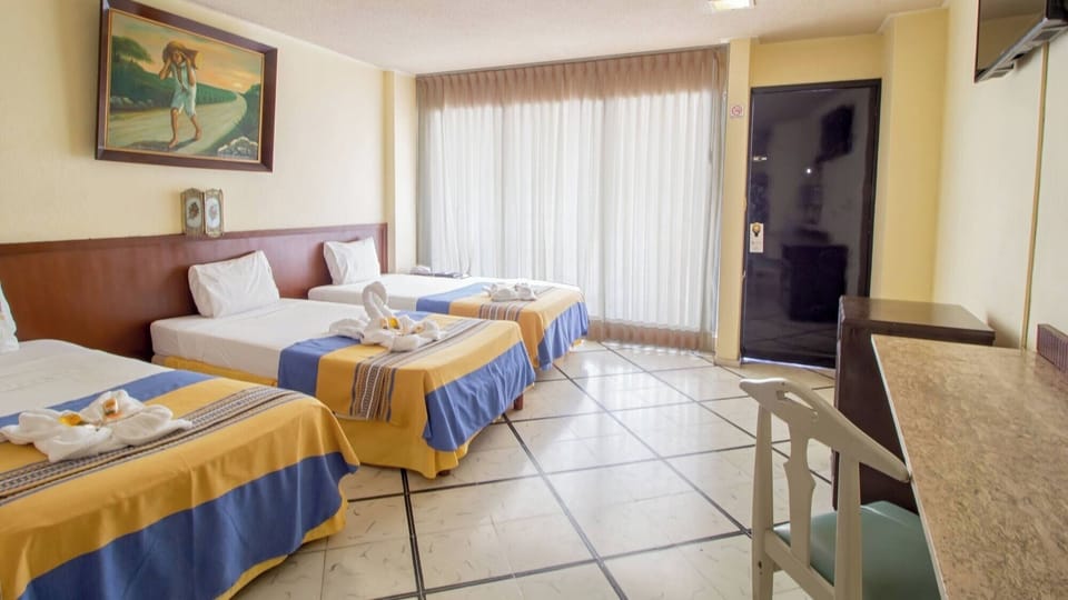 Unwind in a spacious triple room with bright daylight.