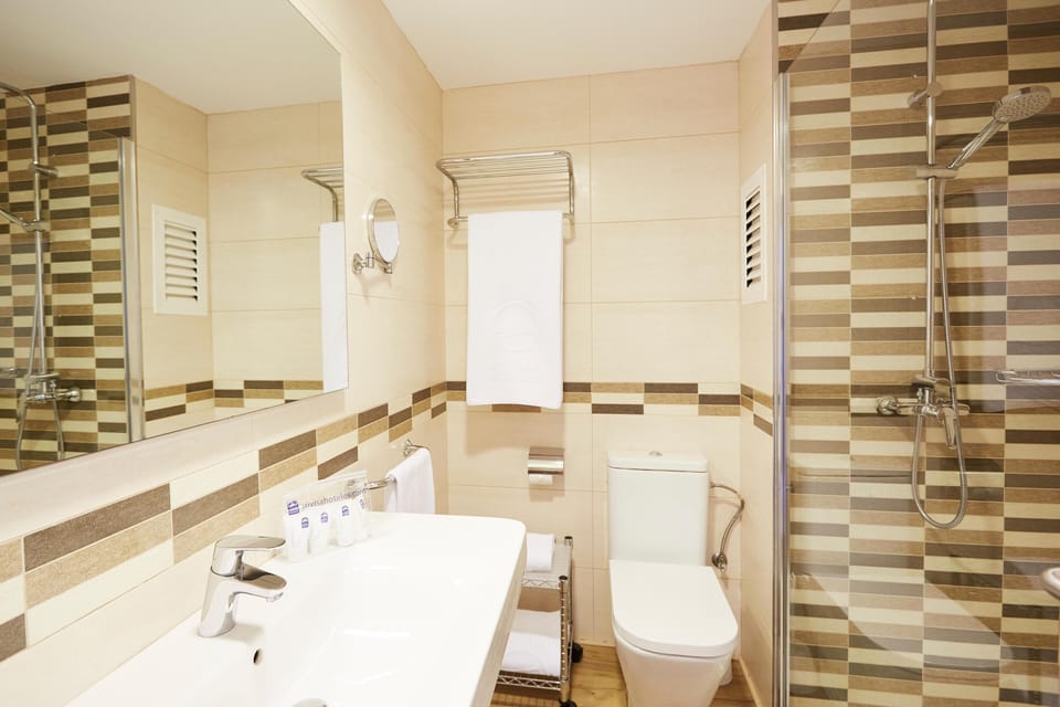 Superior Double Room | Bathroom | Hair dryer, towels, soap, shampoo