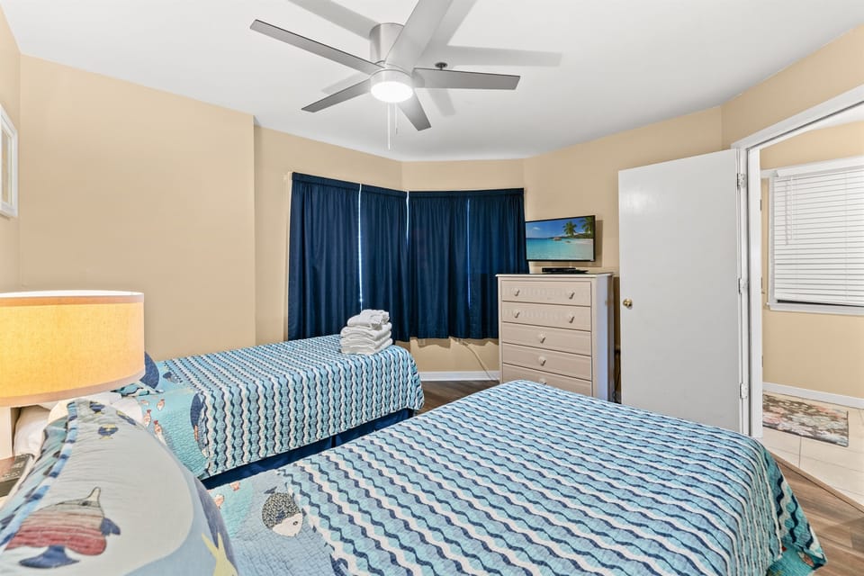 Spacious 2nd Bedroom with twin beds