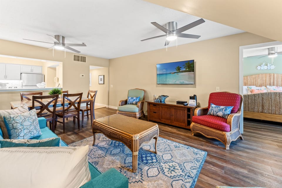 Dining area right of living room with seating for 6