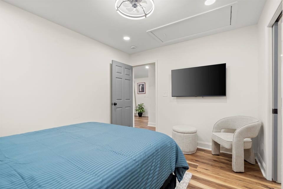 3rd Bedroom (Queen Bed)