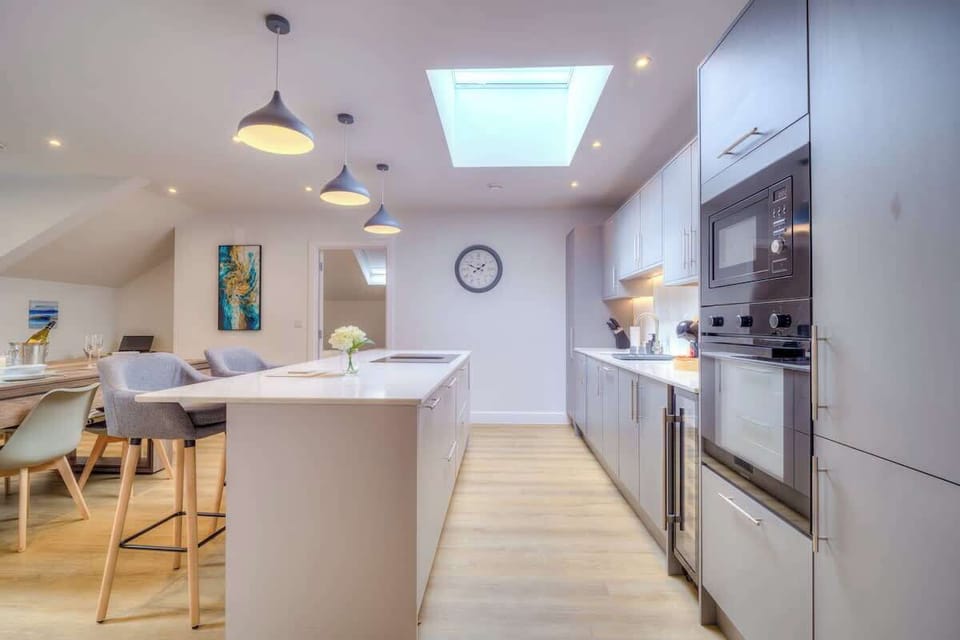 Kitchen & Breakfast Bar