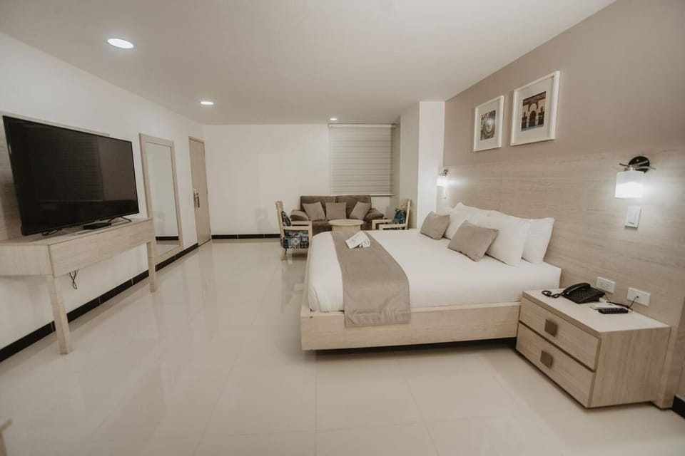 Luxury Suite | In-room safe, blackout drapes, WiFi (free)