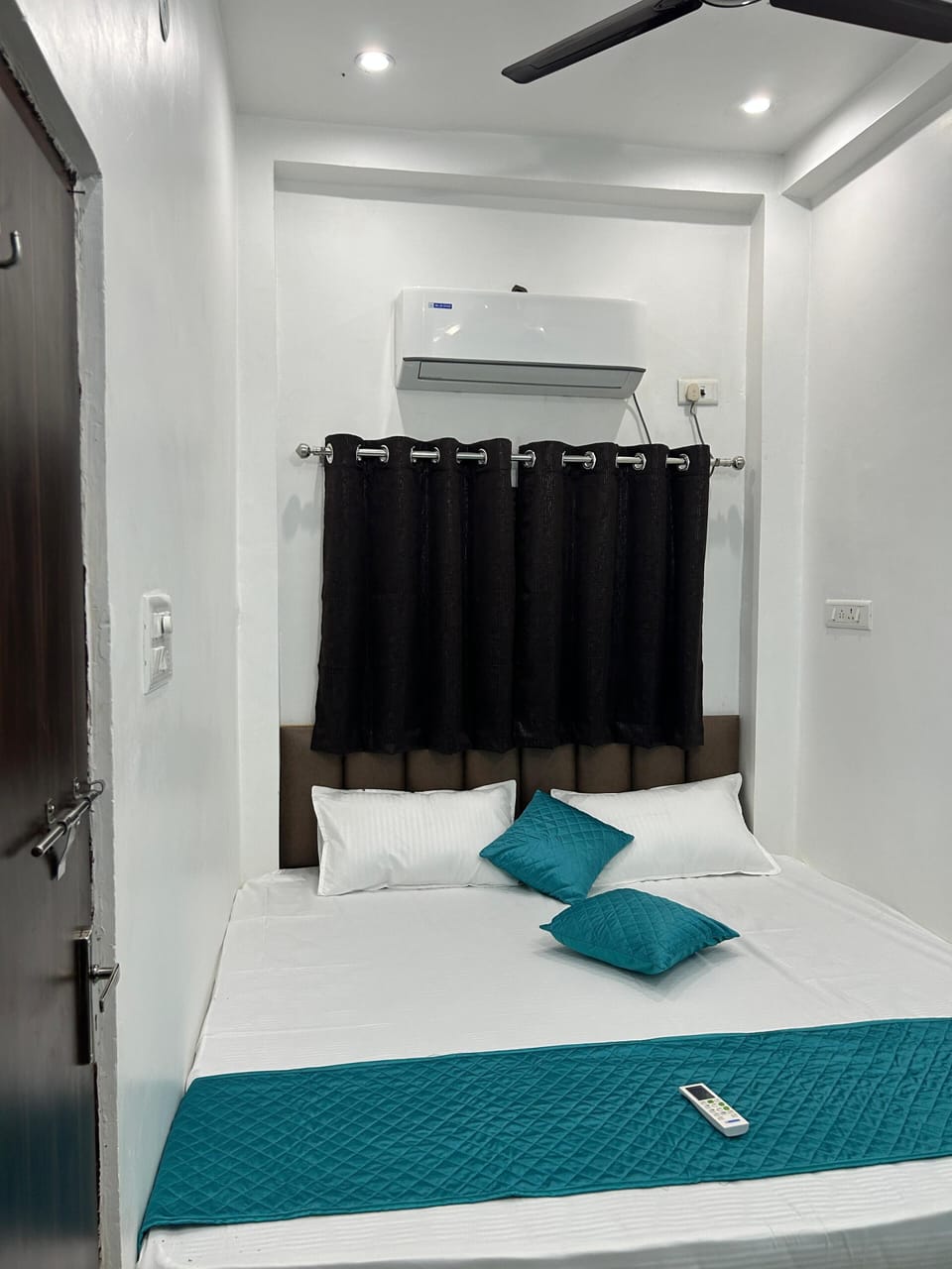 Economy Room | Blackout drapes, iron/ironing board