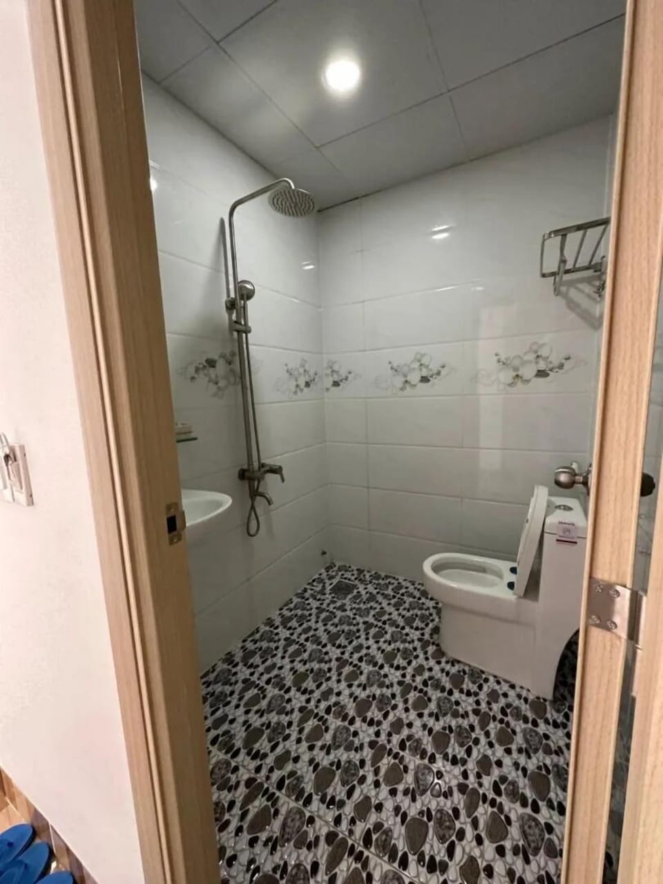Shower, free toiletries, towels, soap
