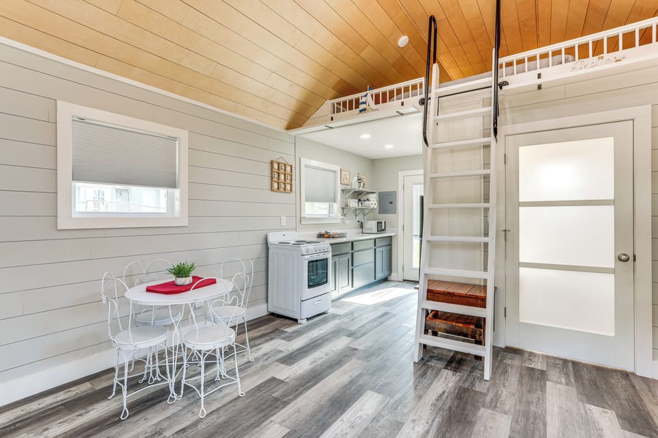 Dining Area | Dishware/Flatware Provided | Main Level