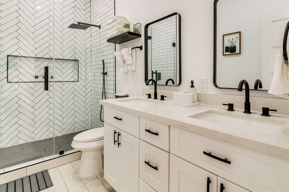 Full Bathroom | Towels Provided