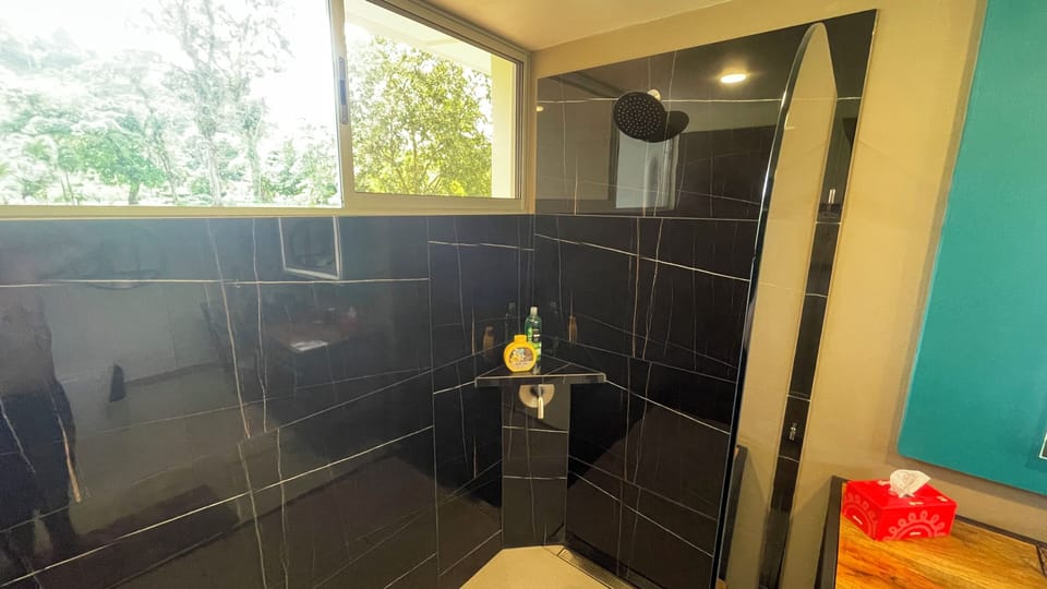 Comfort Suite | Bathroom | Shower, free toiletries, towels