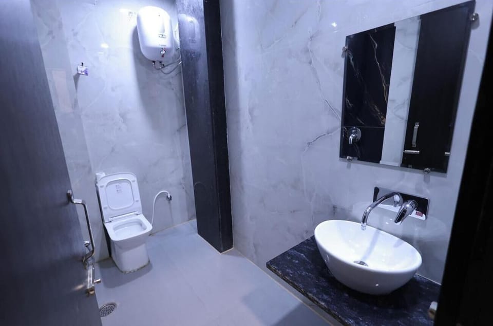 Basic Double Room, City View | Bathroom | Shower, free toiletries, towels, soap
