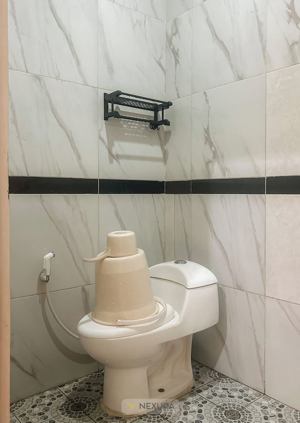 Shower, free toiletries, bidet, towels