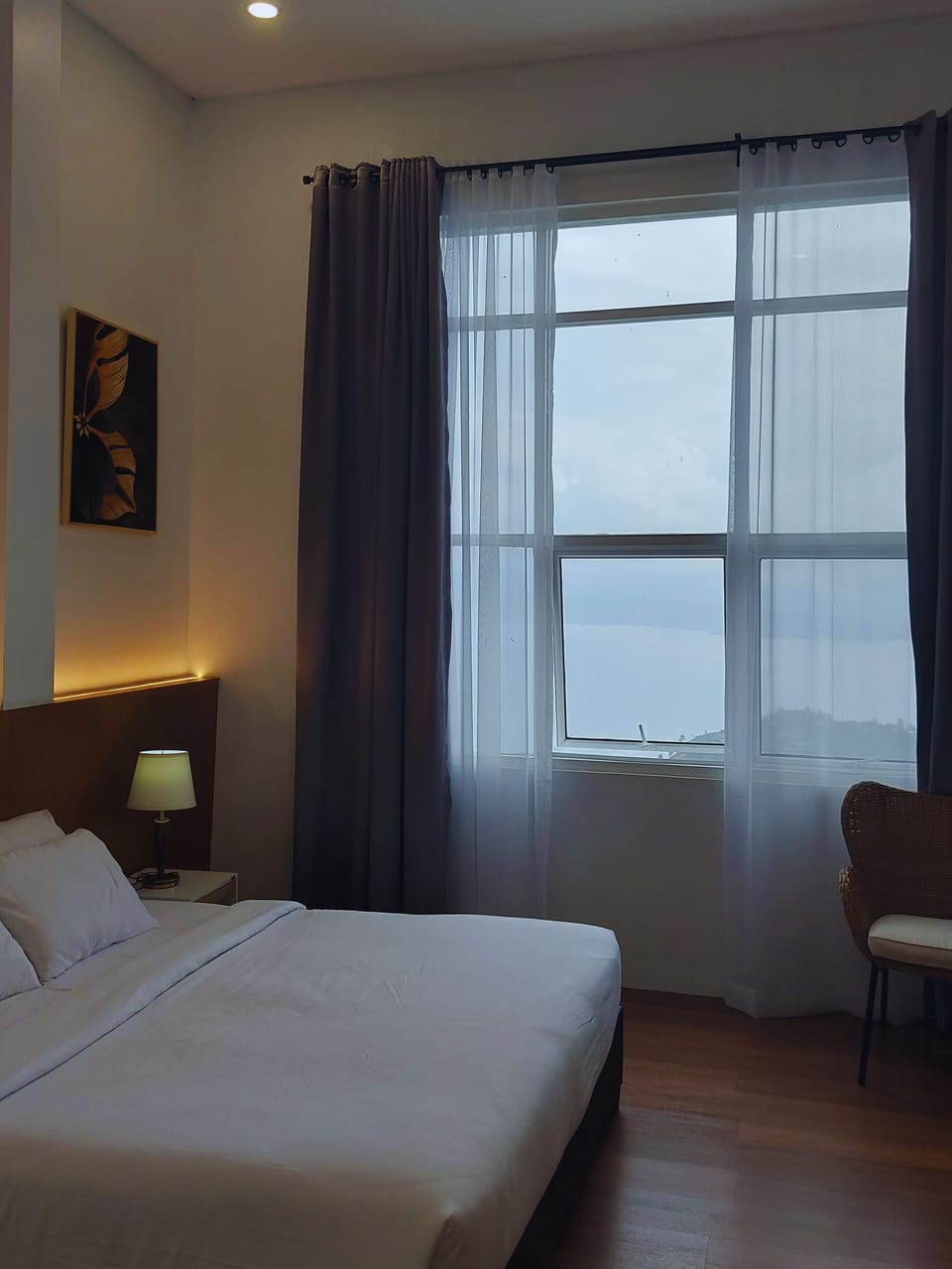 Desk, WiFi (free), bed sheets