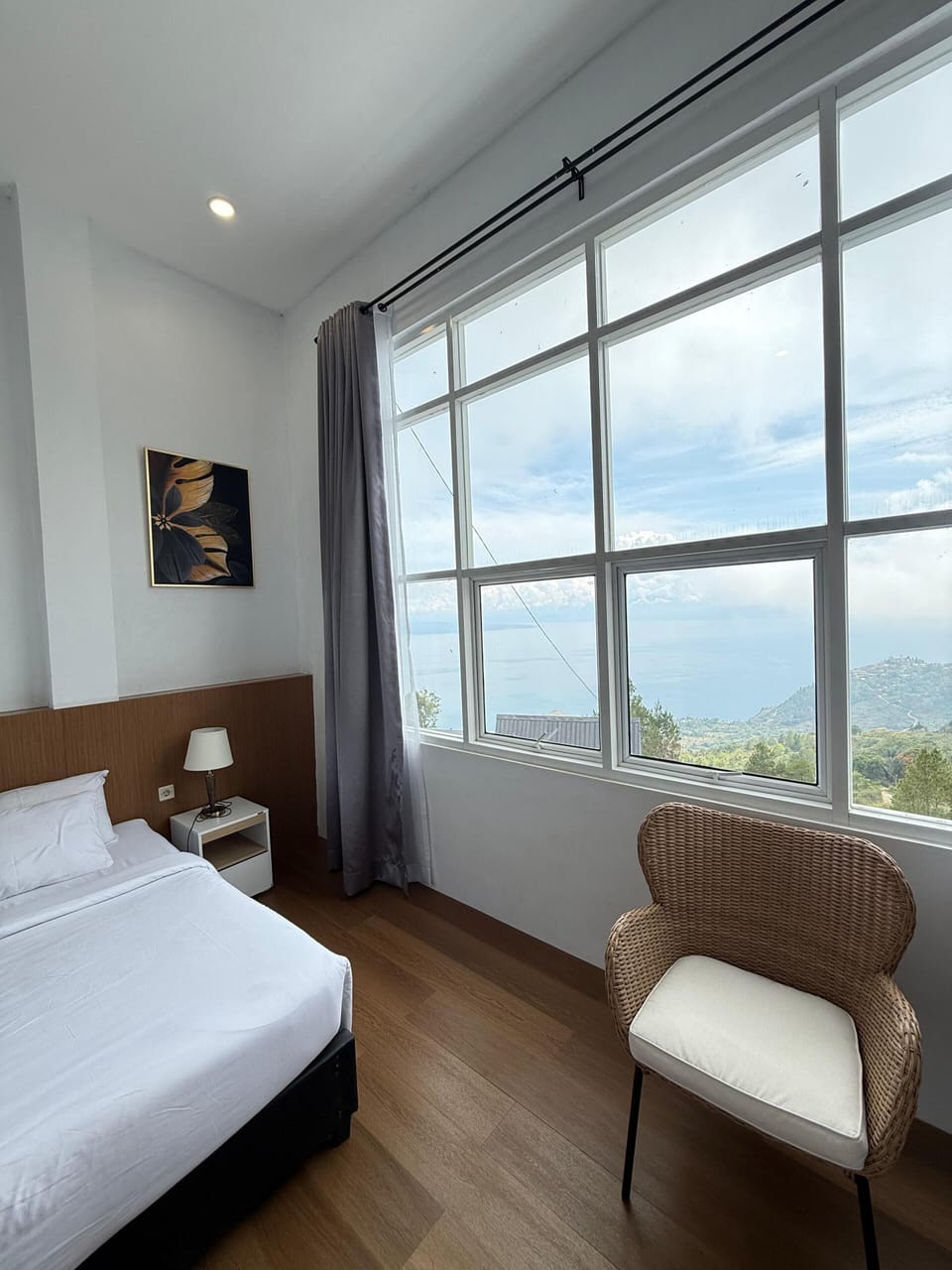 Desk, WiFi (free), bed sheets