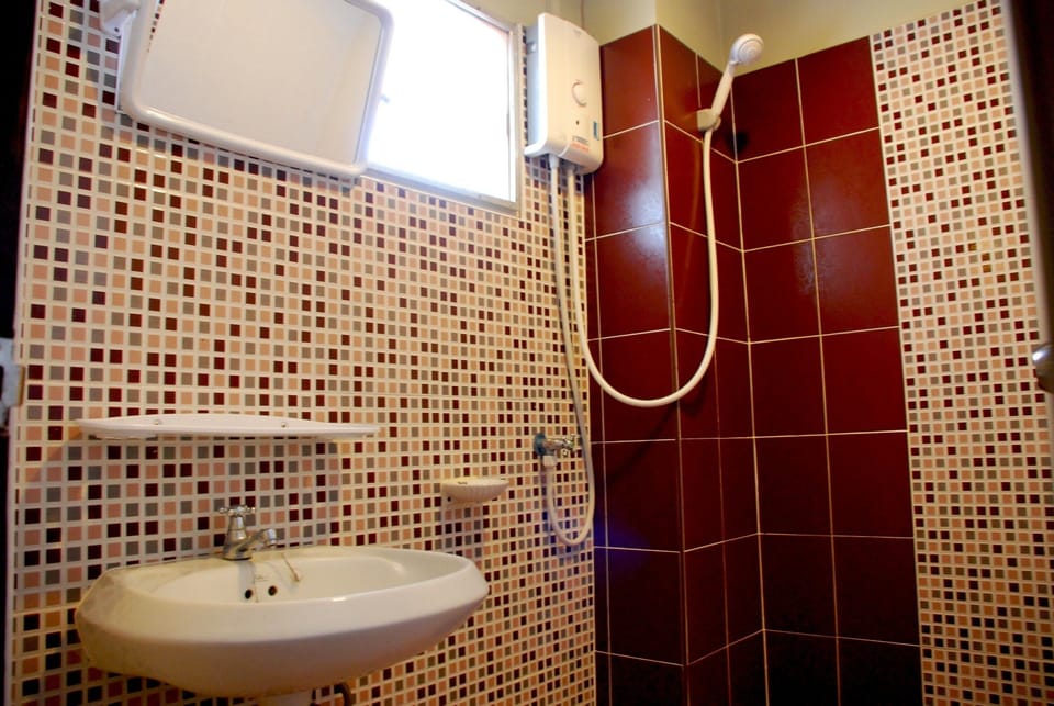 Deluxe Room, 1 Large (Double) Bed | Bathroom | Shower, free toiletries