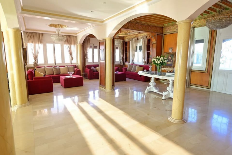 Spacious Mediterranean Lounge