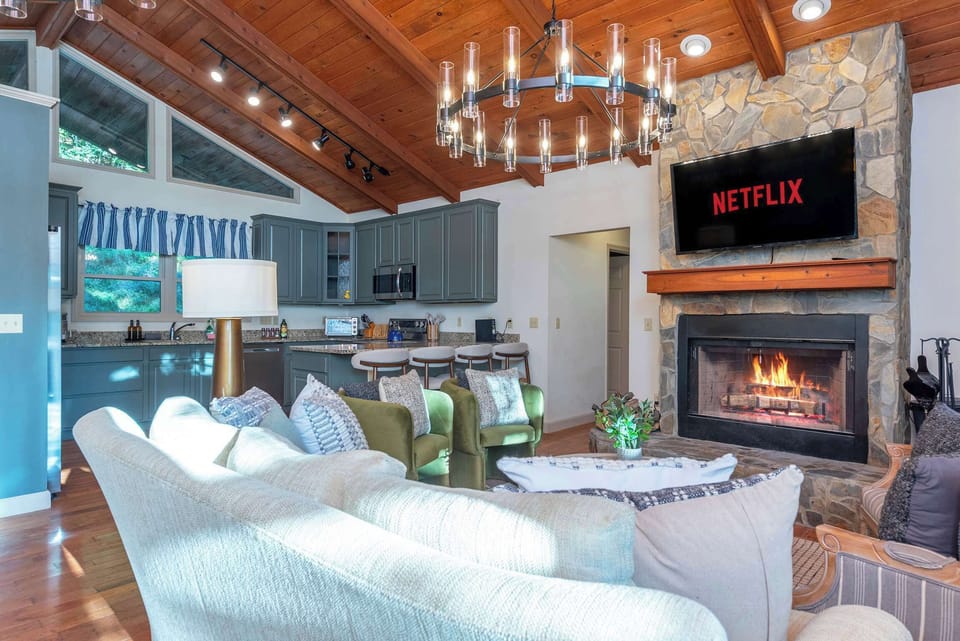 Where comfort meets character! This living room was made for curling up with a book, hosting movie marathons, or just soaking in those “ahh, I’m finally on vacation” vibes.