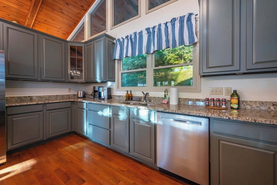 This kitchen isn’t just functional—it’s fabulous. Whether you’re mastering a five-course feast or just perfecting your toast game, it’s got you covered.