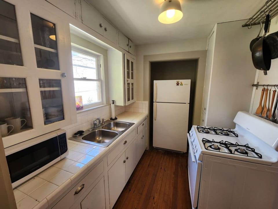 House | 1 bedroom, desk