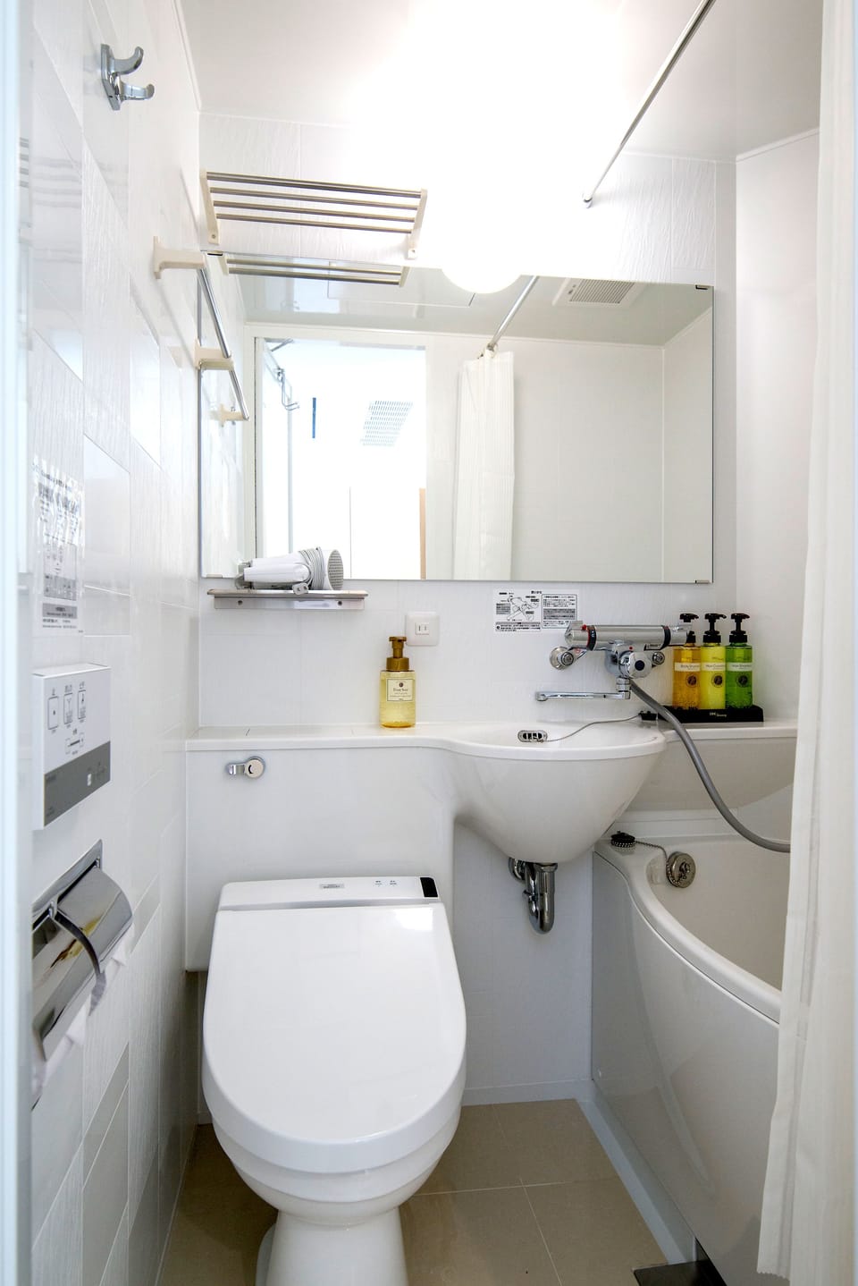 Combined shower/tub, deep soaking tub, free toiletries, hair dryer