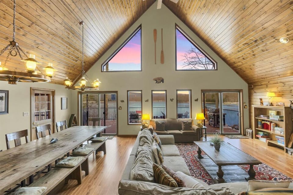 Enormous, true cabin-feel great room overlooking the lake