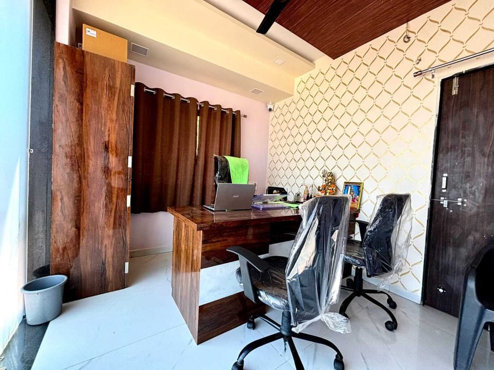 Desk, free WiFi