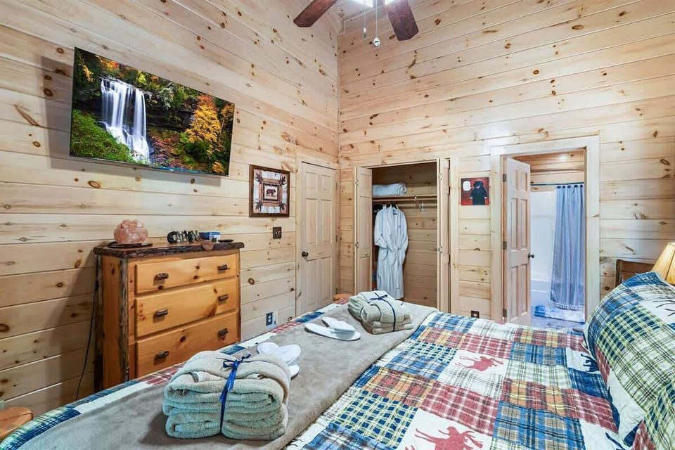 2nd MAIN LVL KING SUITE w/55in SMART TV