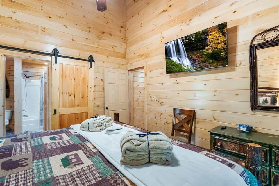 MAIN LVL MASTER KING SUITE w/55in SMART TV