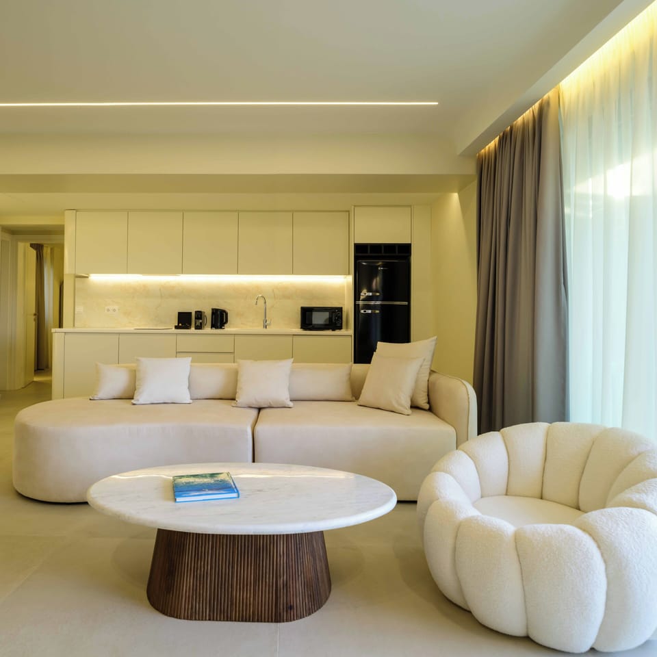 3-Bedroom Apartment with Outdoor Hot Tub & Acropolis View | Living area