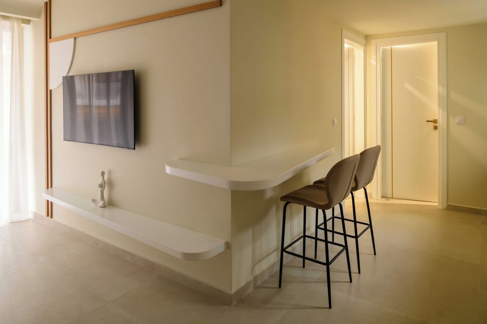 Premium 1-Bedroom Suite with Outdoor Hot Tub | Living area