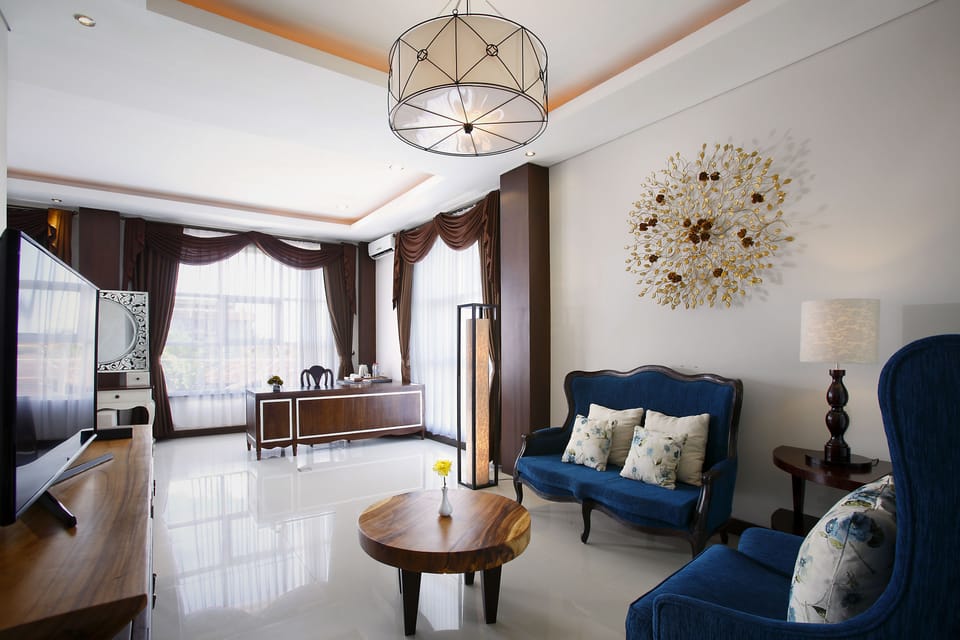 Suite | Living room | 42-inch flat-screen TV with satellite channels, TV