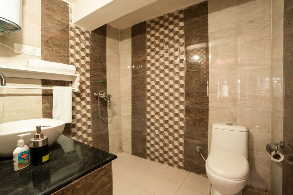 Deluxe Studio, Balcony, Mountain View | Bathroom