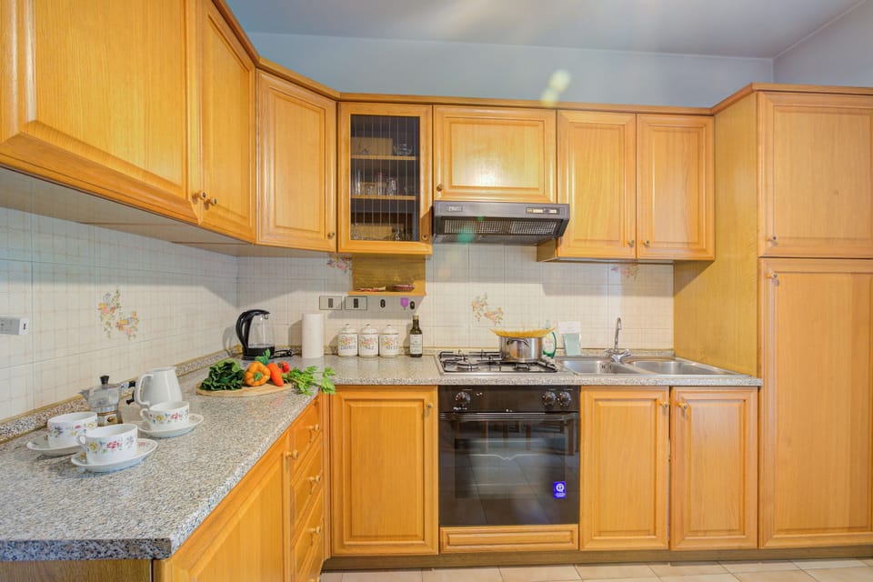 Family Apartment, 3 Bedrooms, 2 Bathrooms (Lake Garda Home) | Private kitchen