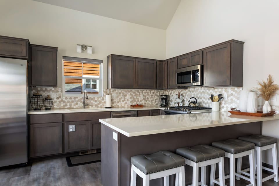 Kitchen - Beautiful fully stocked kitchen
