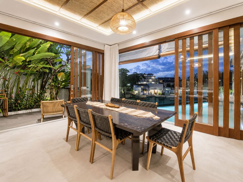 Spacious Dining room with nature view