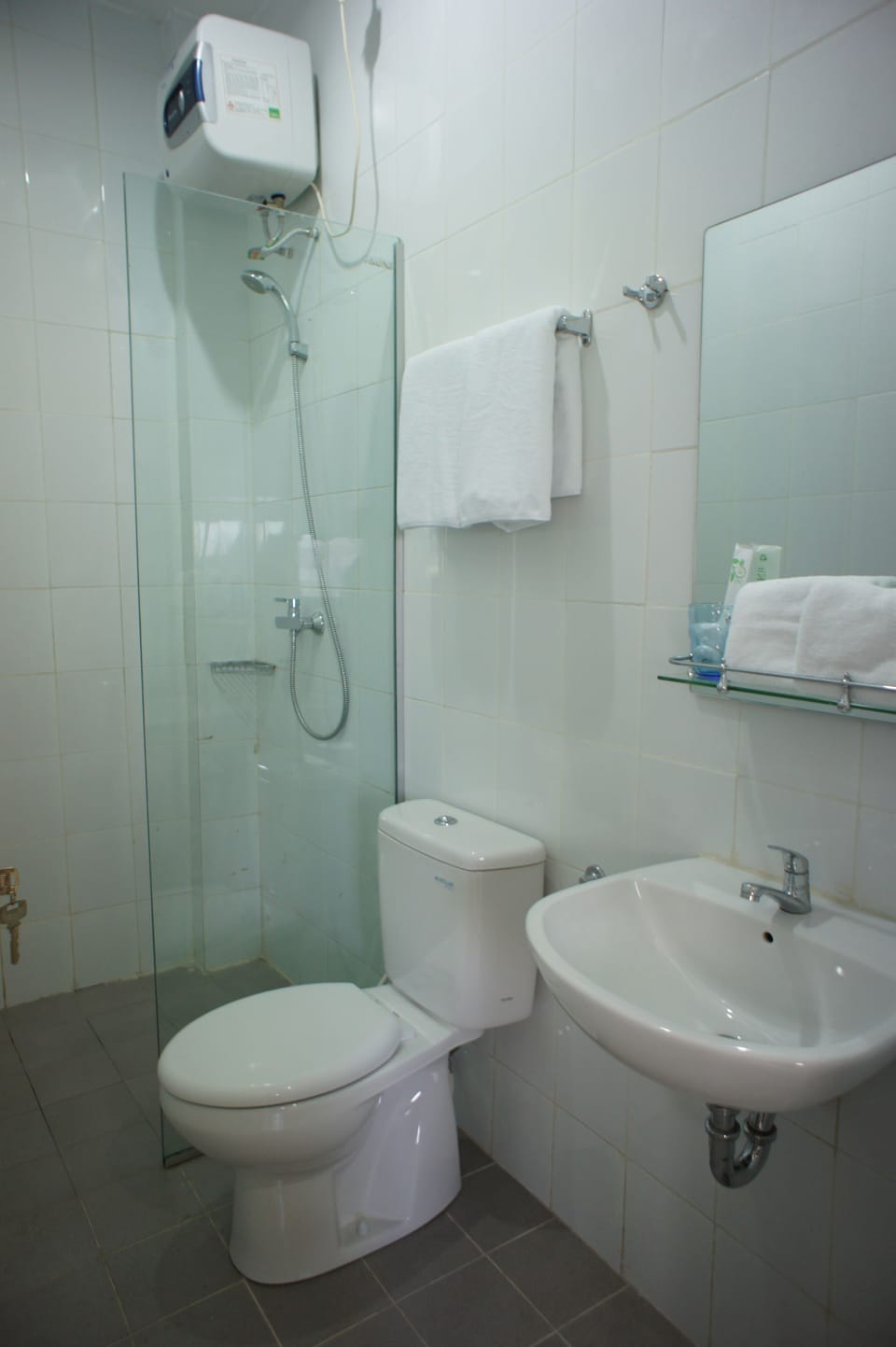 Shower, free toiletries, towels