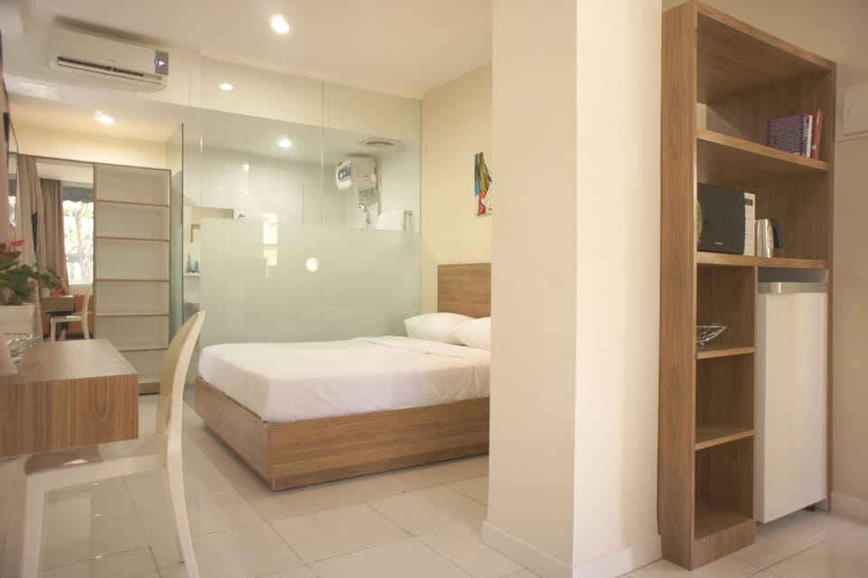 Executive Double Room, 1 Queen Bed | Minibar, desk, free WiFi