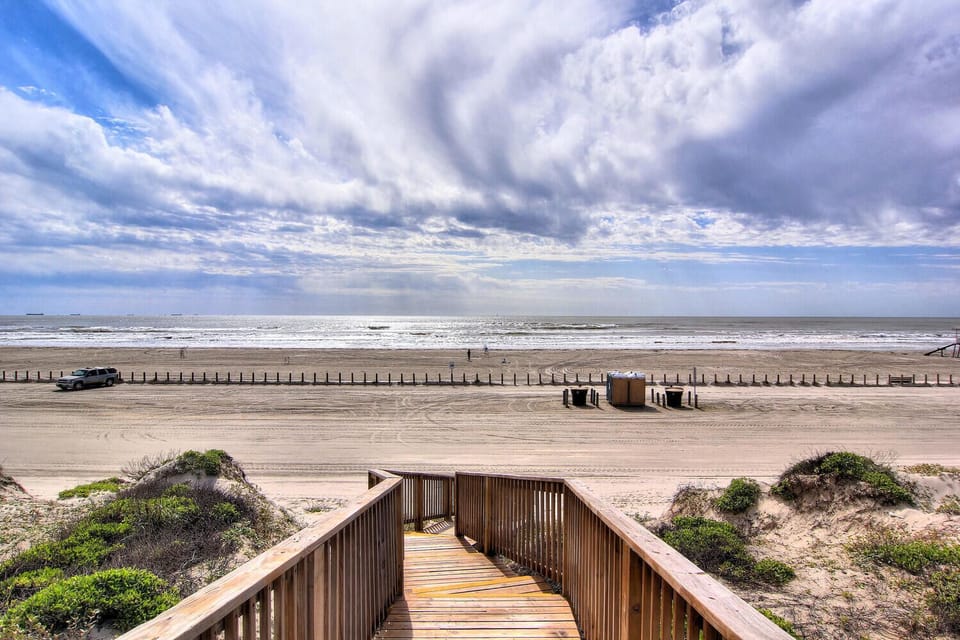 Sunrise Villas walkway to the beach