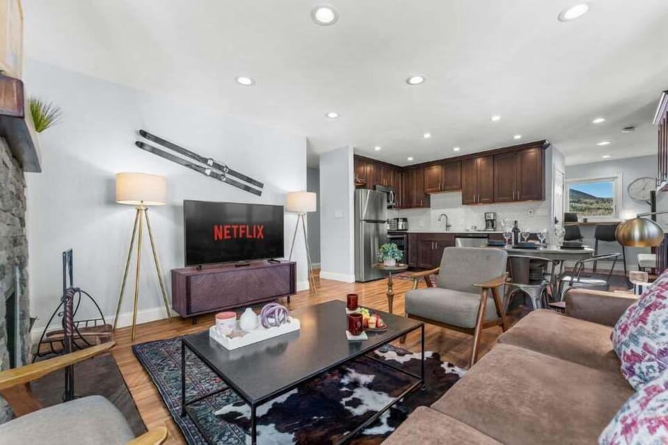 【Living Room】All-new furnishings and a smart TV for movie nights in