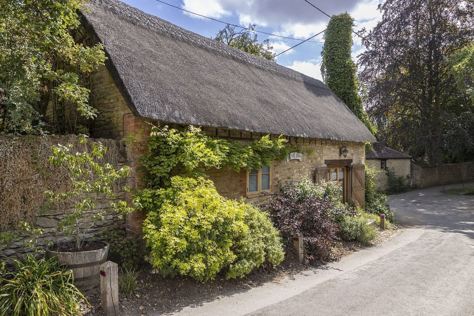 The Barn By The Ford - StayCotswold