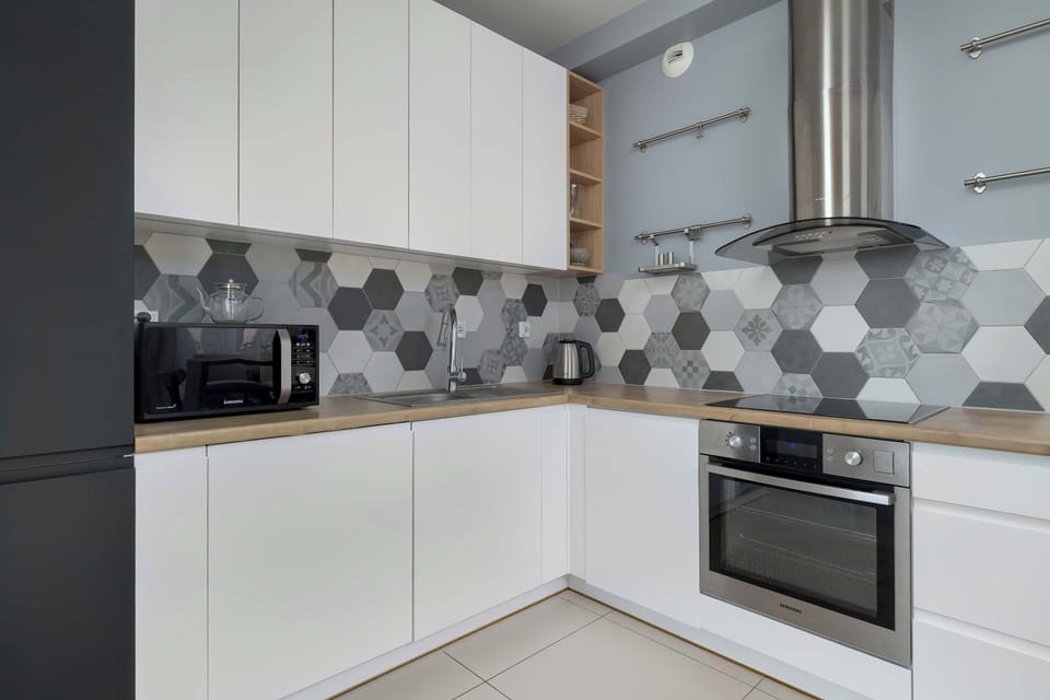 Kitchenette with plenty of kitchen utensils and dishes. 