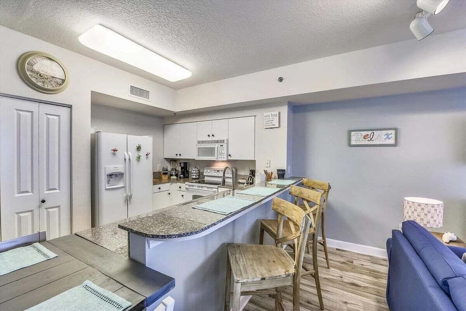 Breakfast bar with seating for 3