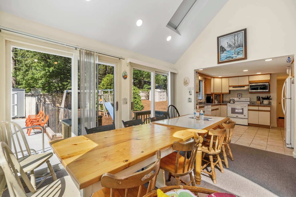 Spacious dining table with seating for the whole group