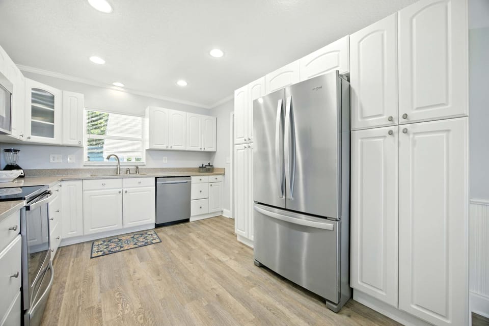 The spacious kitchen is well-equipped for an unforgettable getaway​