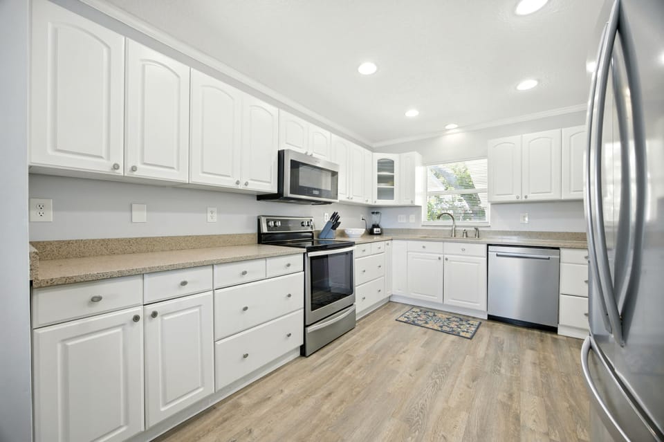 The spacious kitchen is well-equipped for an unforgettable getaway​