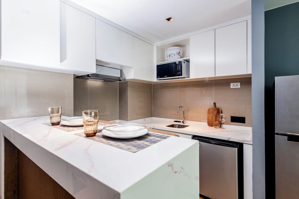 Long-stay friendly with full kitchen setup.