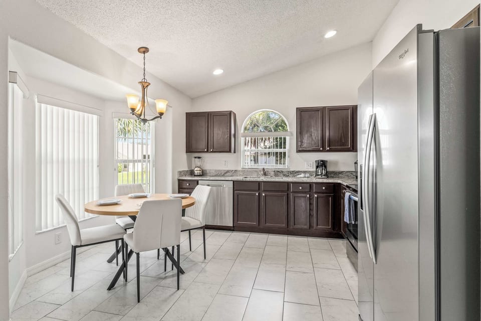 Additional table and seating for 4 in the full kitchen