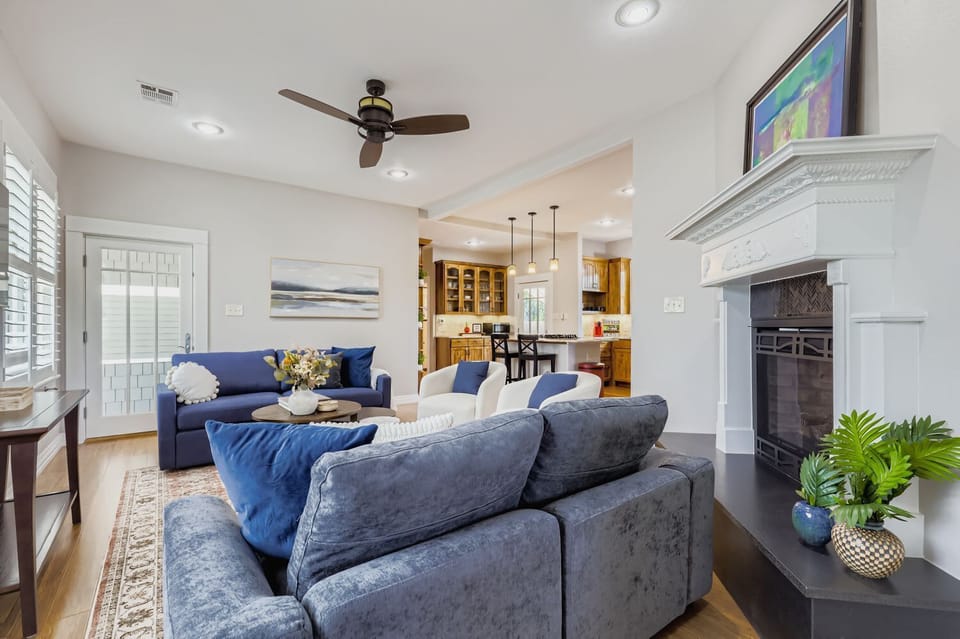 Cozy fireplace living room – perfect for relaxing evenings.